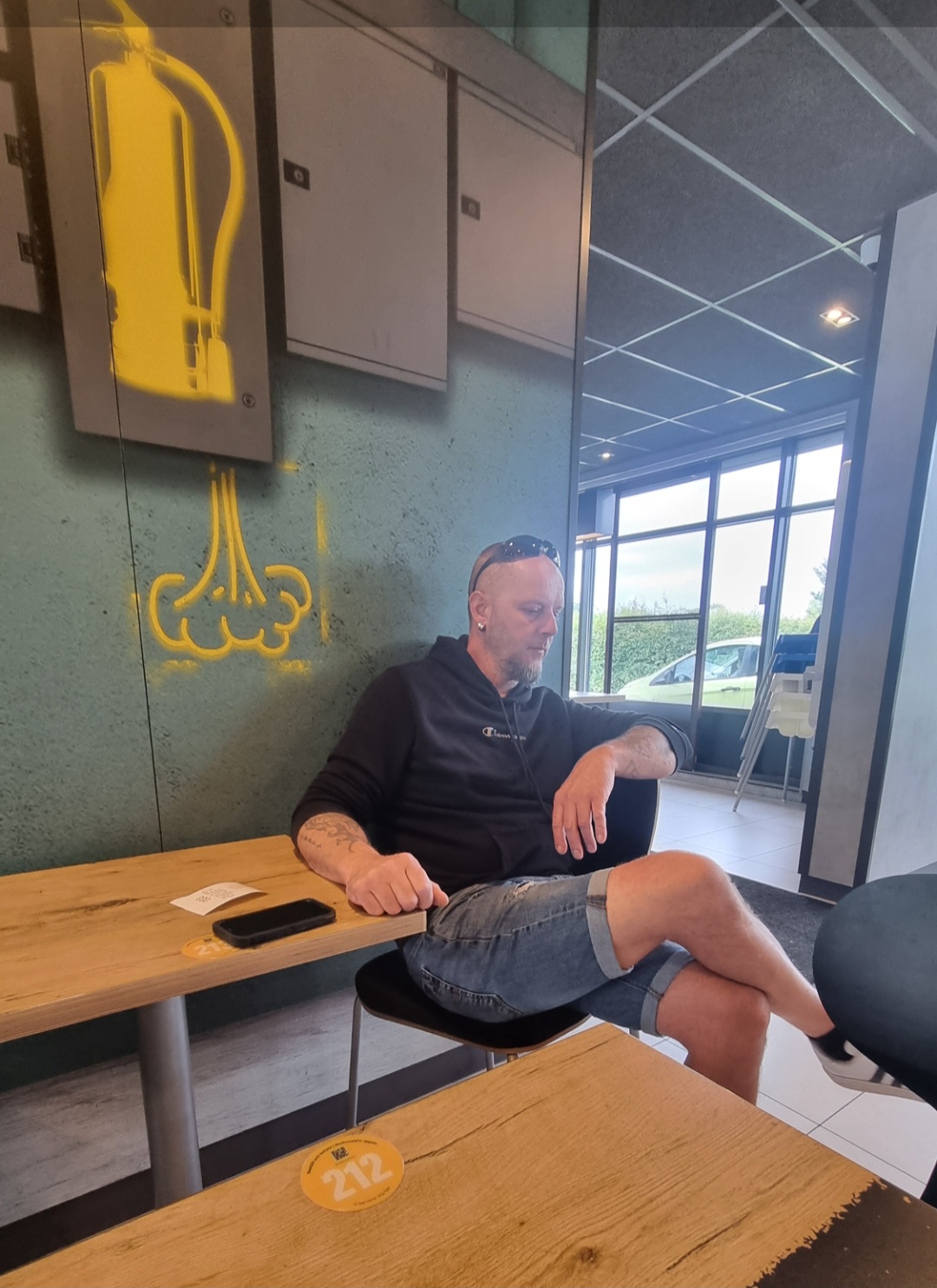 Hungrig och onödig väntan.