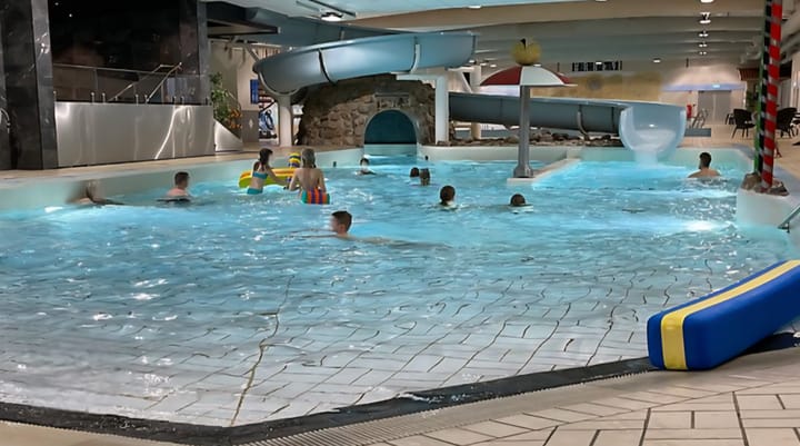 Stolar, fotbad och dyr baddräkt