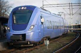 Tågbiljett, skottsäker väst och  trygg hjälte.